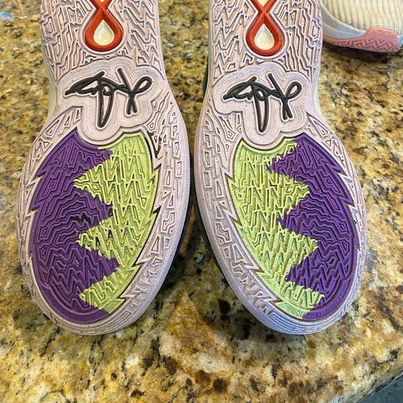 Nike Kyrie Infinity Youth (Aluminum) Basketball shoes. - Picture 3 of 5